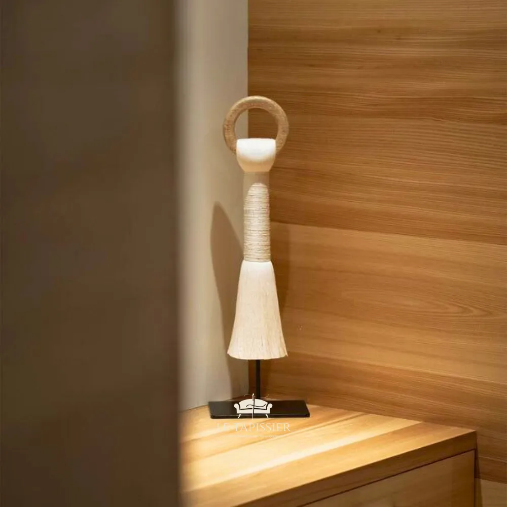 Design artisanal fil blanc bois minimaliste