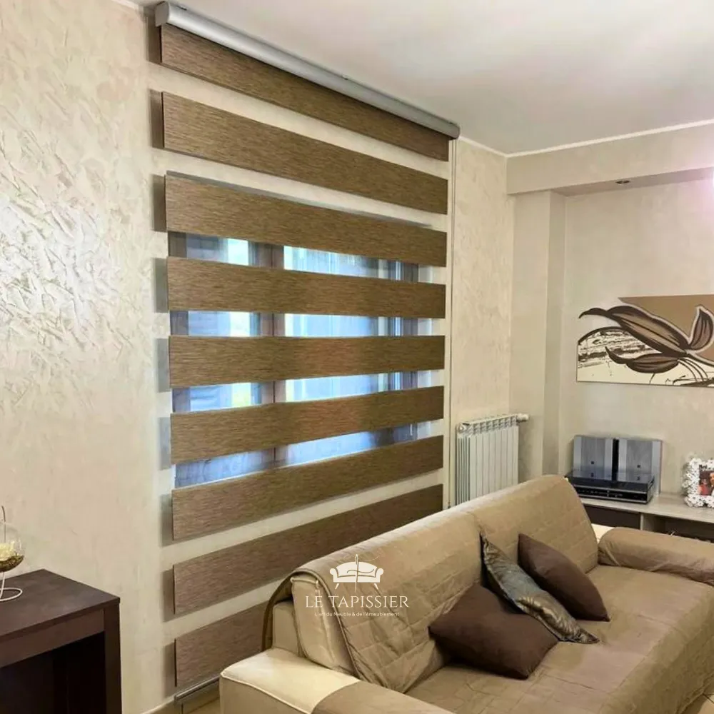 Store enrouleur zèbre jour nuit marron salon moderne Store enrouleur zèbre jour nuit marron salon moderne