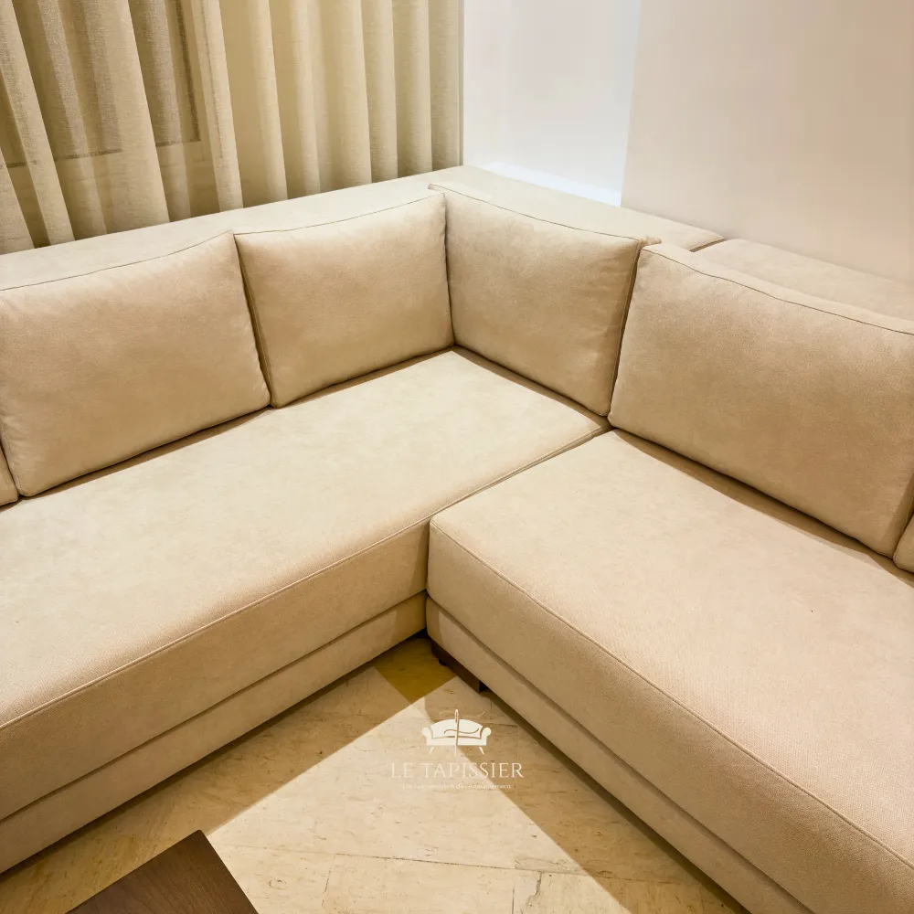 Grand canapé d'angle sur mesure tissu beige salon moderne Grand canapé d'angle sur mesure tissu beige salon moderne